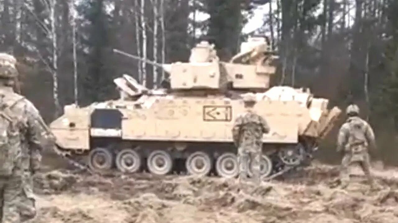 Брэдли на украине. M2a2 Bradley ODS-sa. Бронемашины Bradley. БМП m2 Bradley внутри. M2 «Брэдли» ODS-sa.