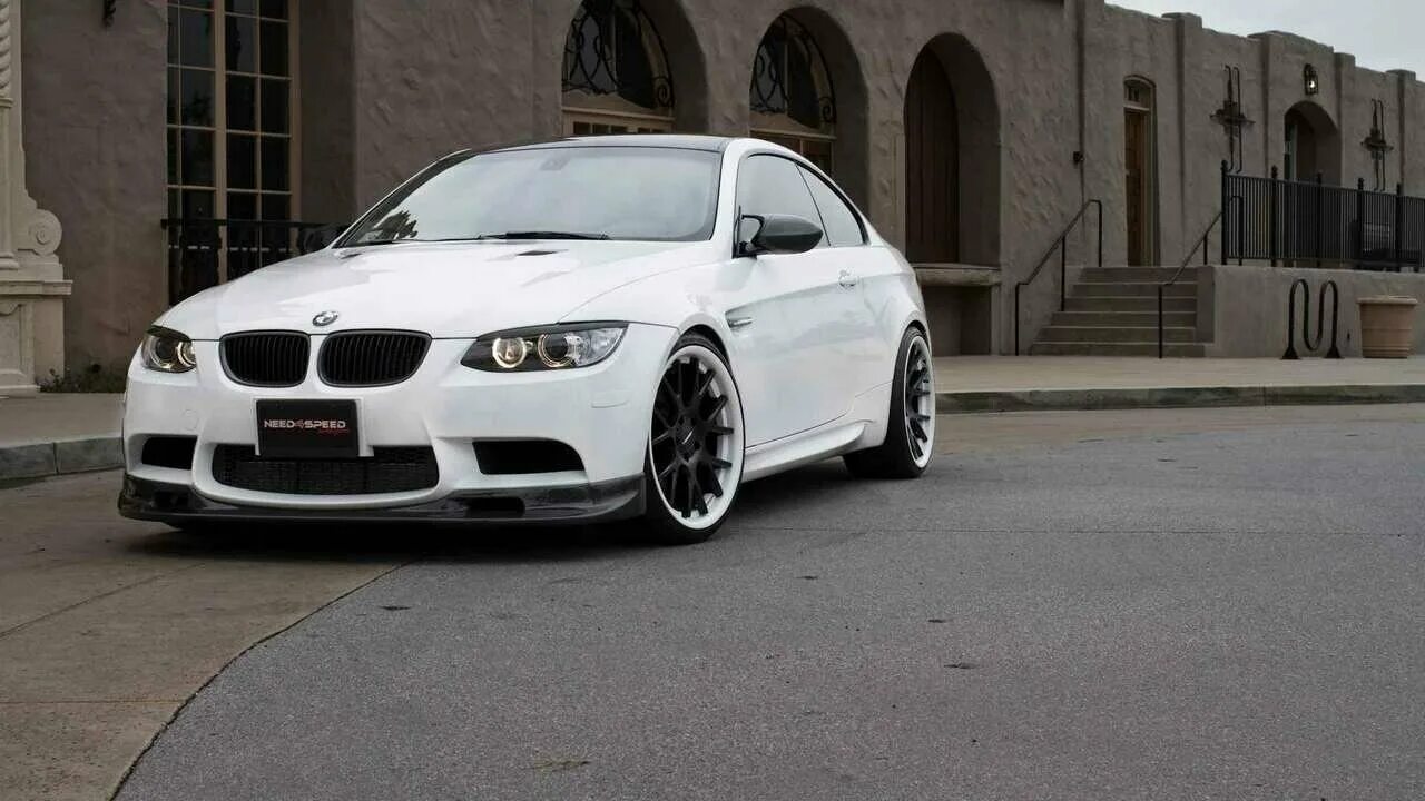 Белая бмв ф10 на дисках. Bmw f10 white. Бмв белый на белом. Белые диски бмв. Bmw white wheels.