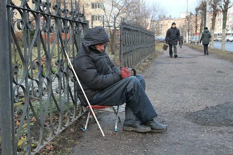 Целуется с бомжами в питере