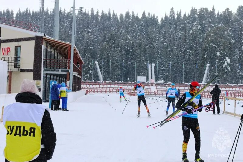 соревнования по лыжным гонкам. лыжная трасса лазурный фок. лыжная гонка лыжные гонки. лыжные гонки картинки. лыжные гонки.