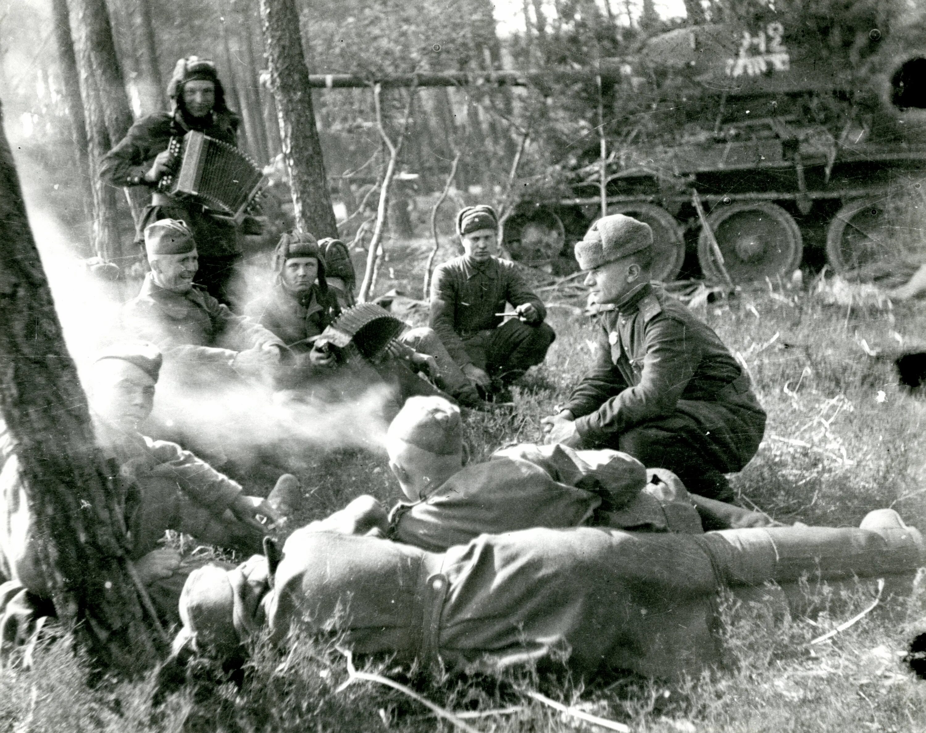 На войне живут бойцы. 63 Гвардейская танковая бригада. 63-Й Гвардейской Челябинской танковой бригады. Танкисты на привале ВОВ.