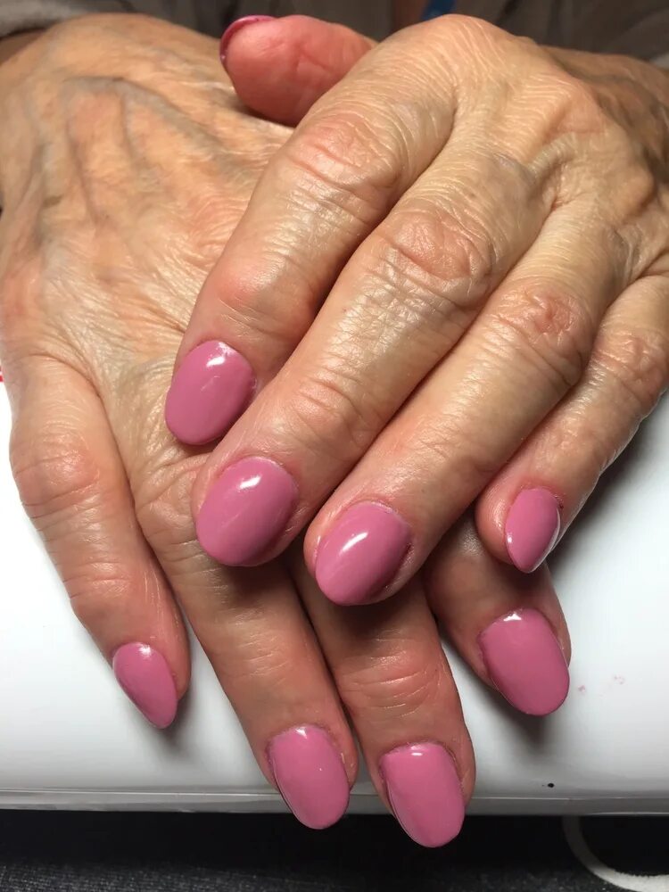 Ногти после 60. Ногти для бабушек. Маникюр для пенсионеров. Маникюр для возрастных женщин. Розовый маникюр для пожилых.