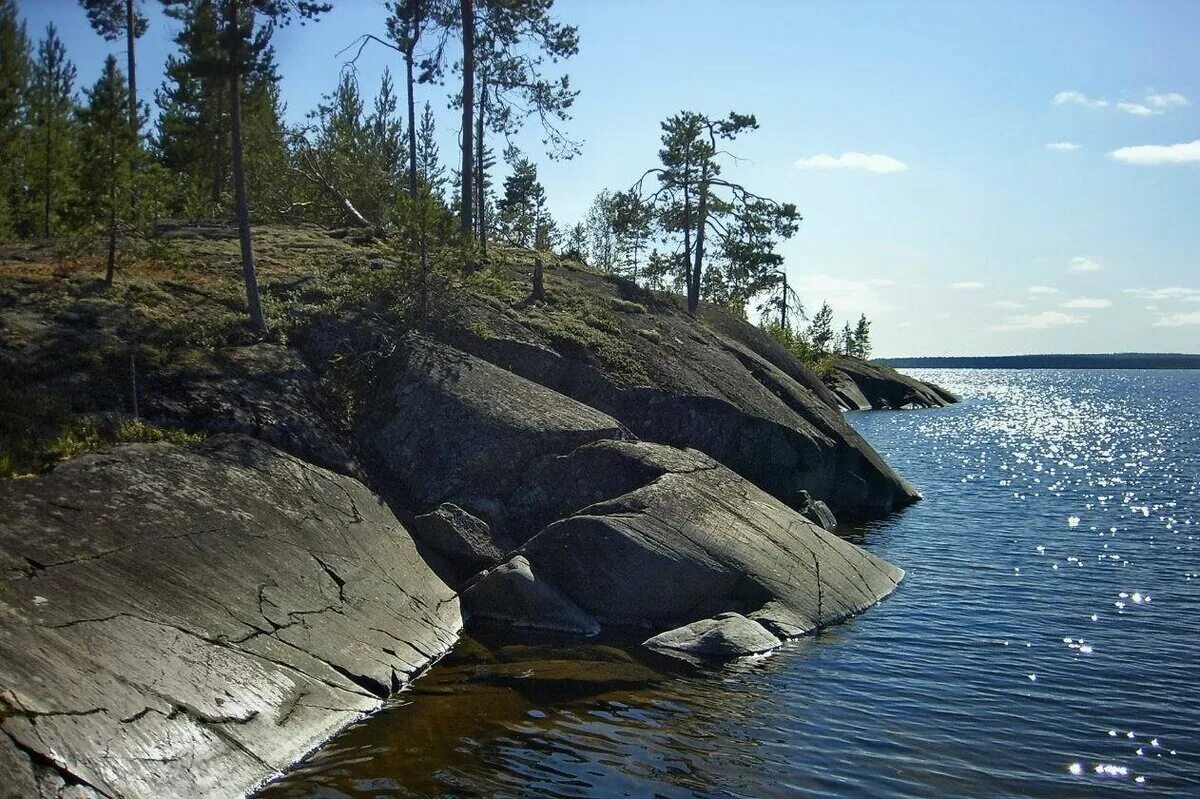 Какой камень добывают в карелии кроме шунгита. Шунгит Карелия. Шунгит в Карелии месторождение. Карельский камень шунгит. Шунгитовое озеро в Карелии.