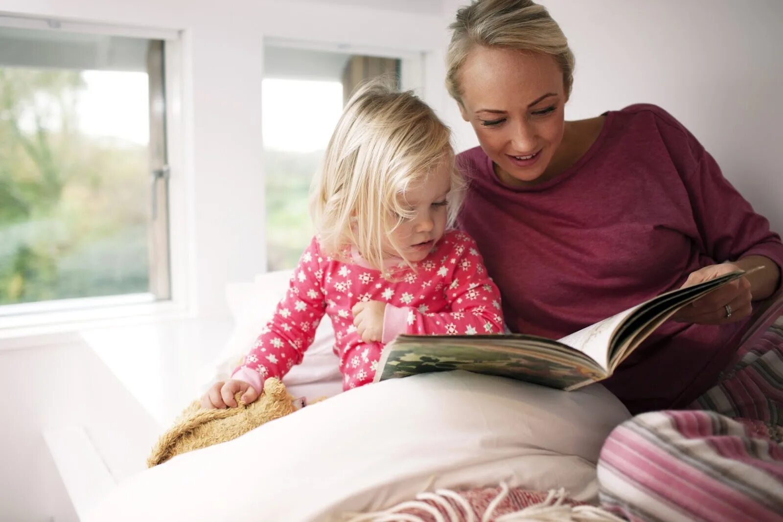 Читать мама с другом. Книги для детей. Чтение для детей. Ребенок с мамой за книгой. Мама читает книгу ребенку.