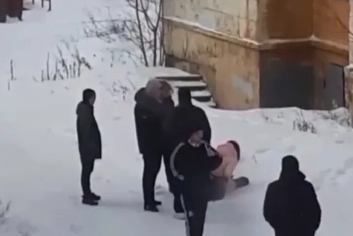Избиение совершеннолетнего. Группа подростков избивает людей. избиение школьника толпой. жестокое избиение школьников.