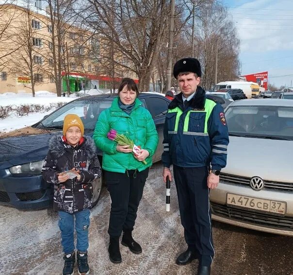 Родники вичуга. Фото сотрудники ГИБДД Г Богородицк. Нач ГИБДД Кинешма. Авария в Родниках Ивановской области. Цветы на патрульной ДПС.