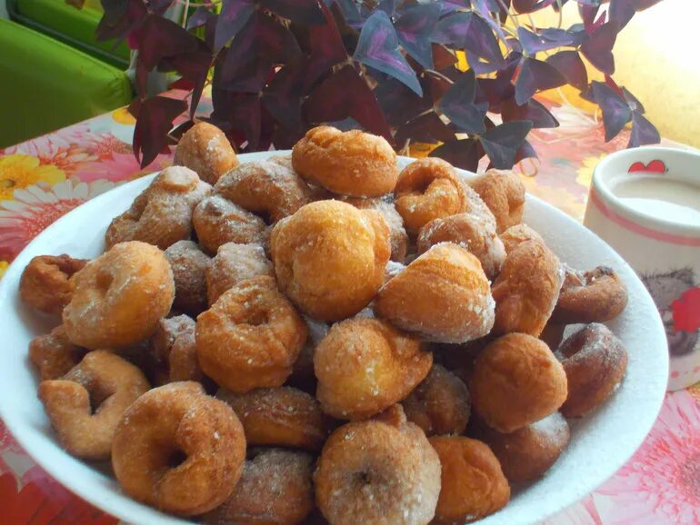 Калачики на сгущенном молоке. Калачики со сгущенкой. Калачики со сгущенкой. Пончики со сгущенкой. Калачики на сгущенке жареные.