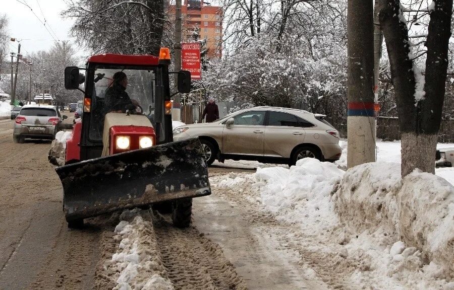 Вдоль улиц громоздятся горы не растаявшего снега