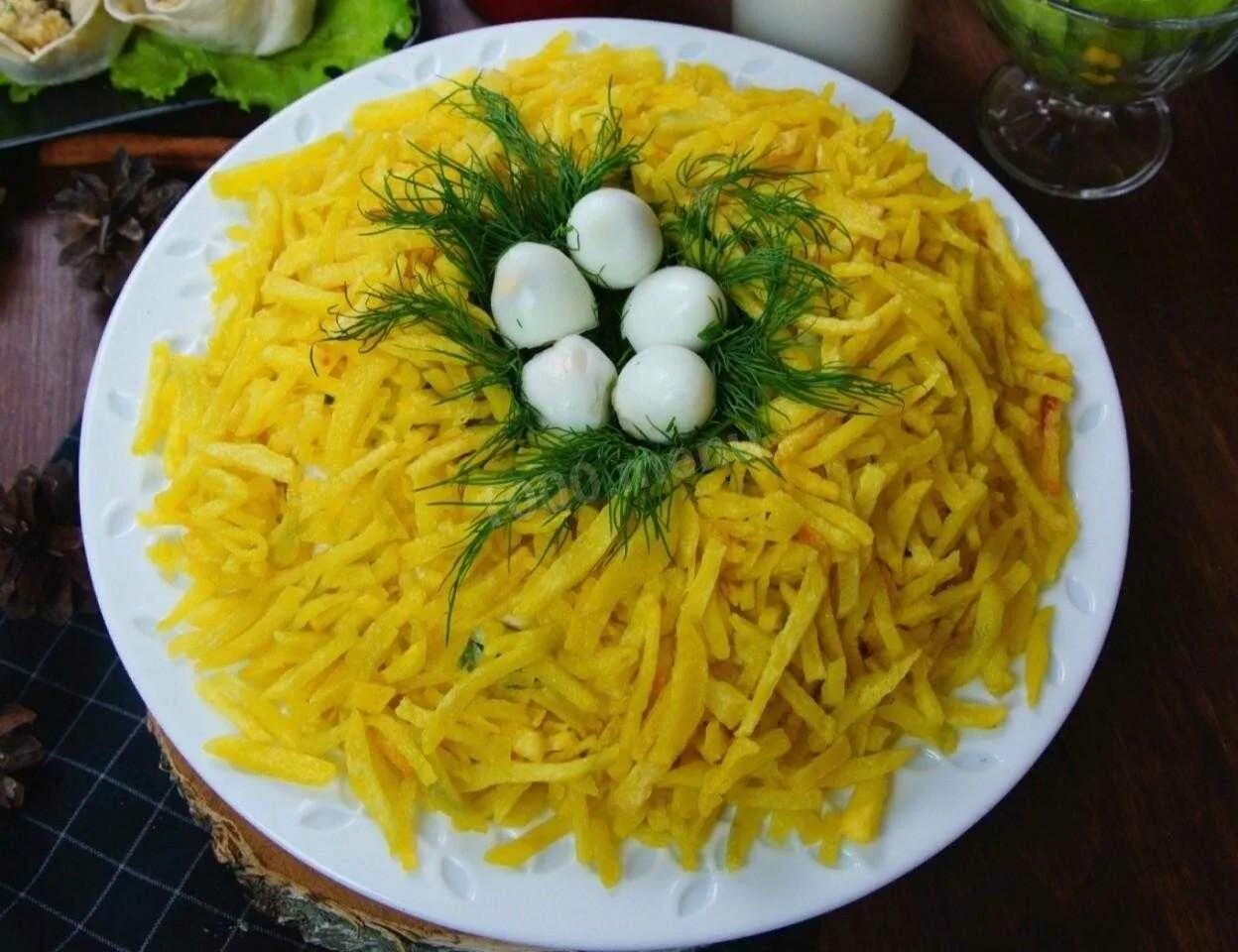 Рецепт кукушкино гнездо. Салат глухариное гнездо. салат гнездо перепелки. гнездо перепела салат. салат перепелиное гнездо.