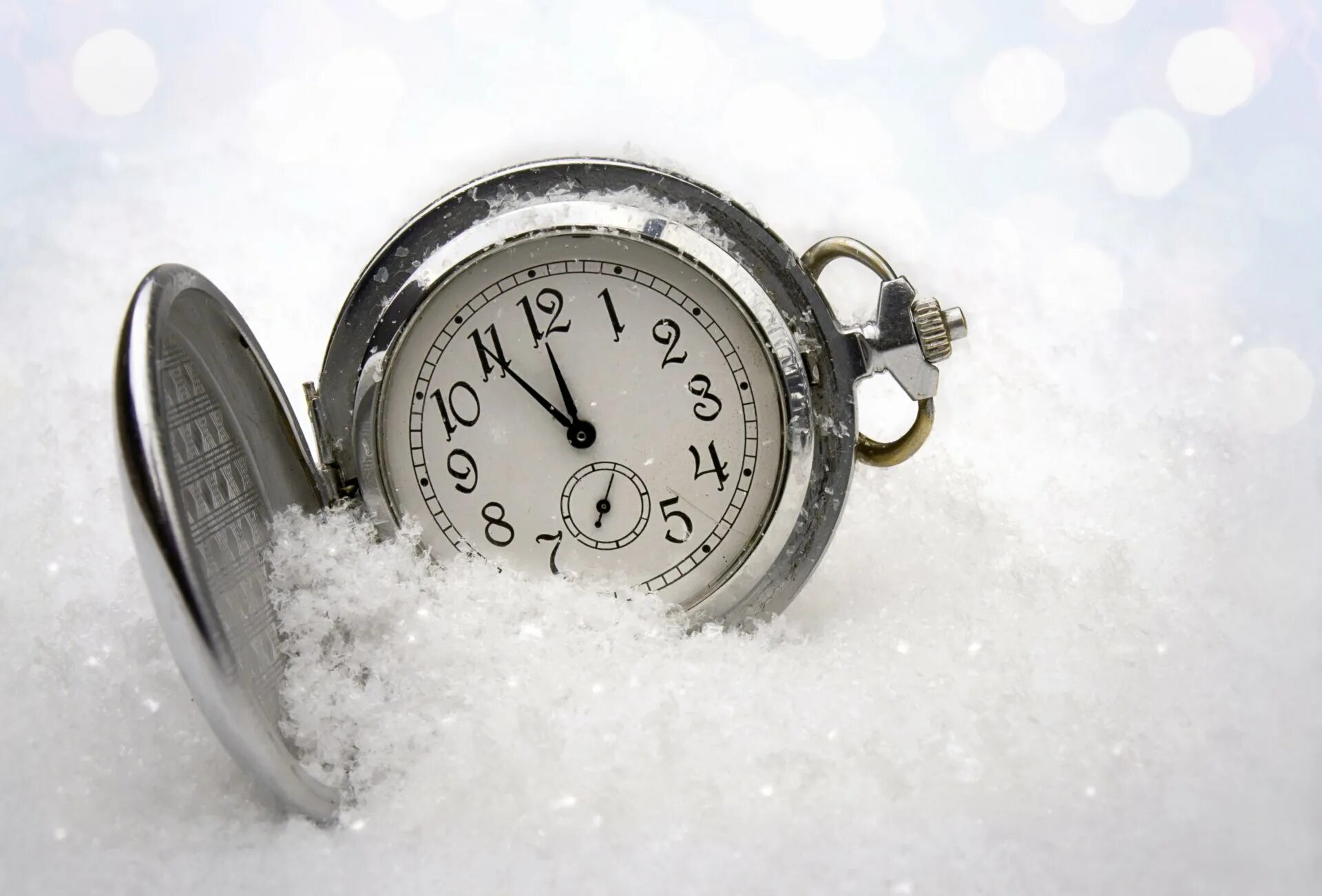 24 декабря время. Зимние часы. Часы в снегу. Зимние часики. Новый год часы снег.