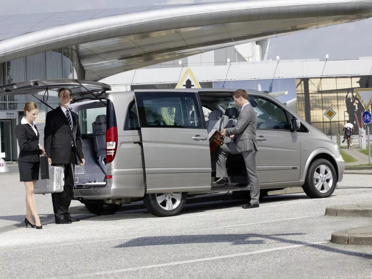 Mercedes-benz viano 2012. Перевозка пассажиров микроавтобус. Трансфер мерседес спринтер. Ленба. Спринтер мерседес пассажирский трансферия.