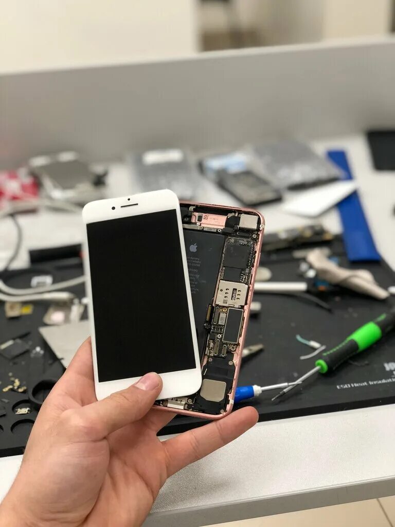 ремонт сотовых телефонов. починка смартфона. техника телефон. пайка мобильного телефона. сервис по починке телефонов.