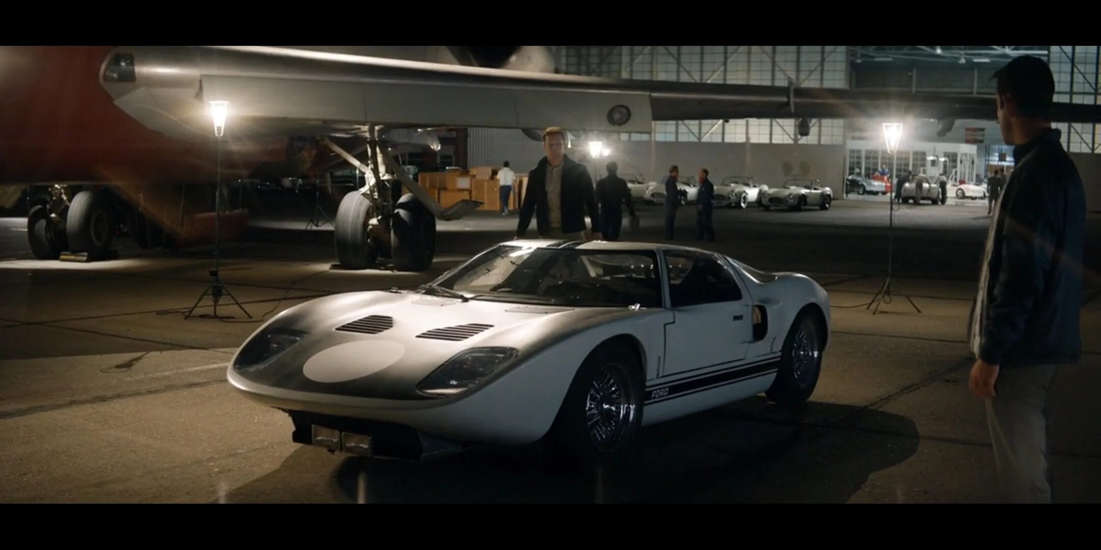 Кэрролл шелби форд против феррари. Кэрролл шелби форд против феррари. Ford v ferrari 2019. Шелби против феррари. Ле ман 66 финиш.