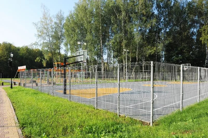 Ростов соловьиная роща парк. Фонтан в соловьиной роще смоленск. Новая школа на рауиса гареева казань. Лицей в соловьиной роще. Баскетбольная площадка в соловьиной роще смоленск.