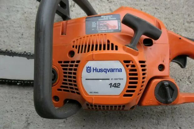 Huter bs 40 инструкция карбюратор. Регулировка бензопилы хускварна. Карбюратор zama на husqvarna 137. Регулировочные винты бензопилы хускварна. Карбюратор на бензопилу husqvarna 142.