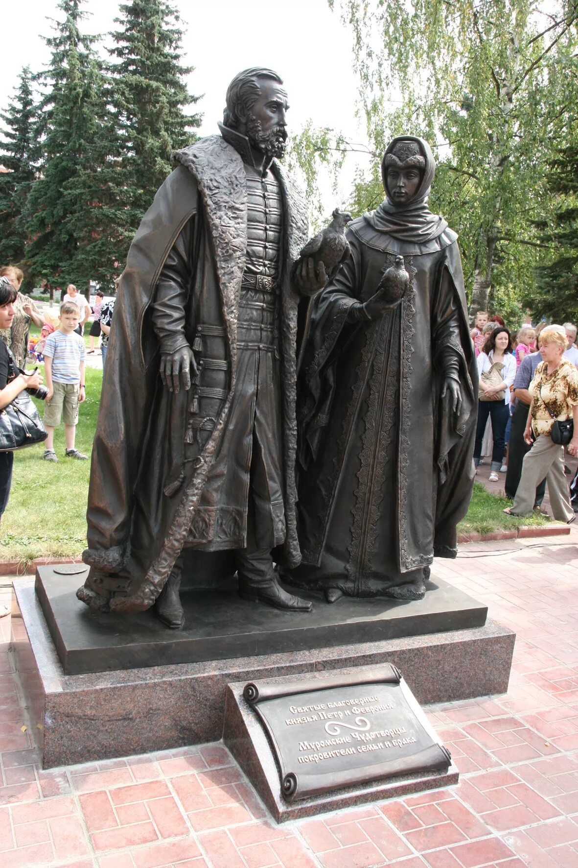 Памятник ставят православным. Памятник Петру и Февронии в Клину. Памятник Петру и Февронии в Клину скульптор. Памятник святым Петру и Февронии Клин.