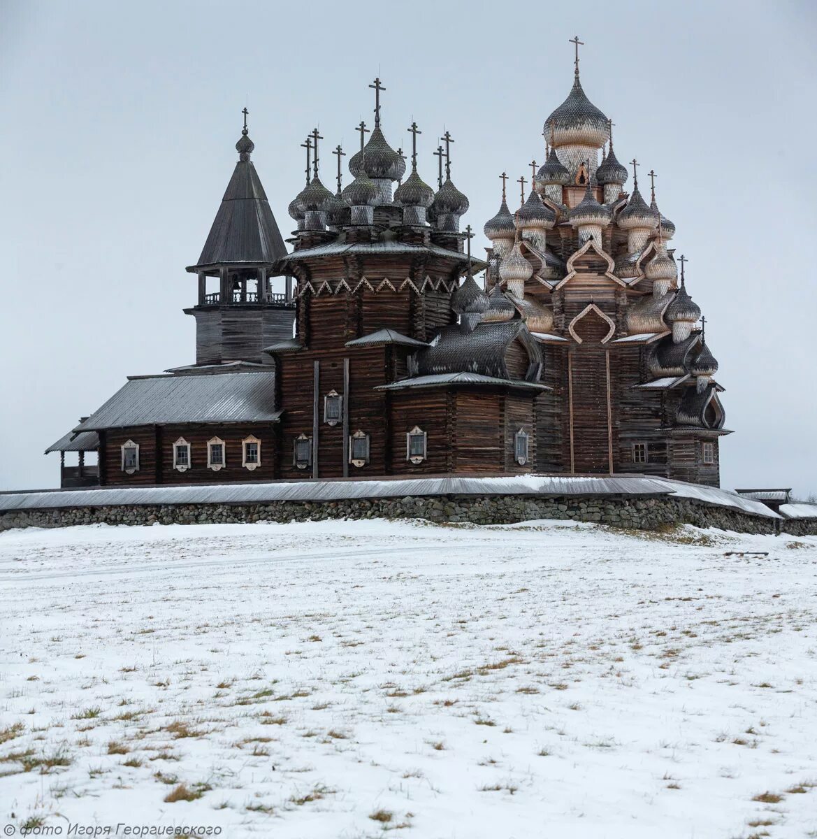 Кижи преображение. Кижи музей-заповедник преображенская церковь. церковь на острове кижи. преображенская церковь в кижах. преображенская церковь на острове кижи кижи.