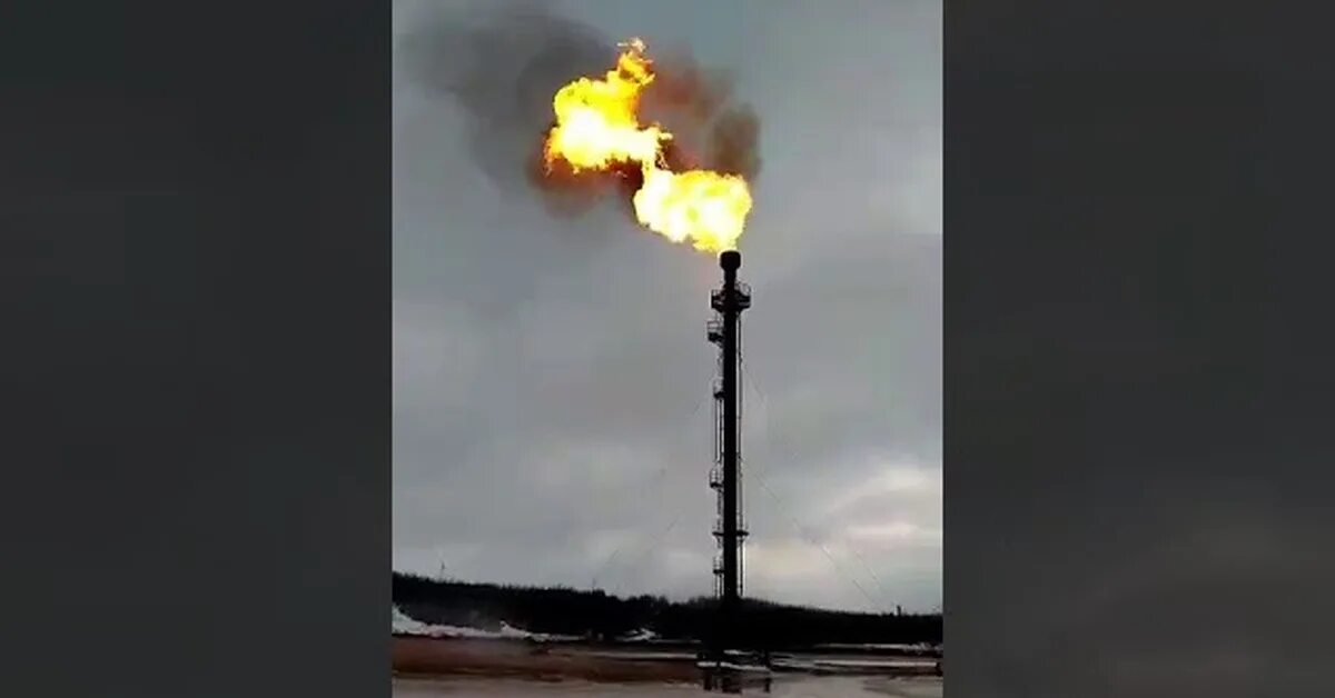 Газ без матов. Газовый факел. газовый факел на месторождении. нефтяной факел. горящий факел нефтяного.