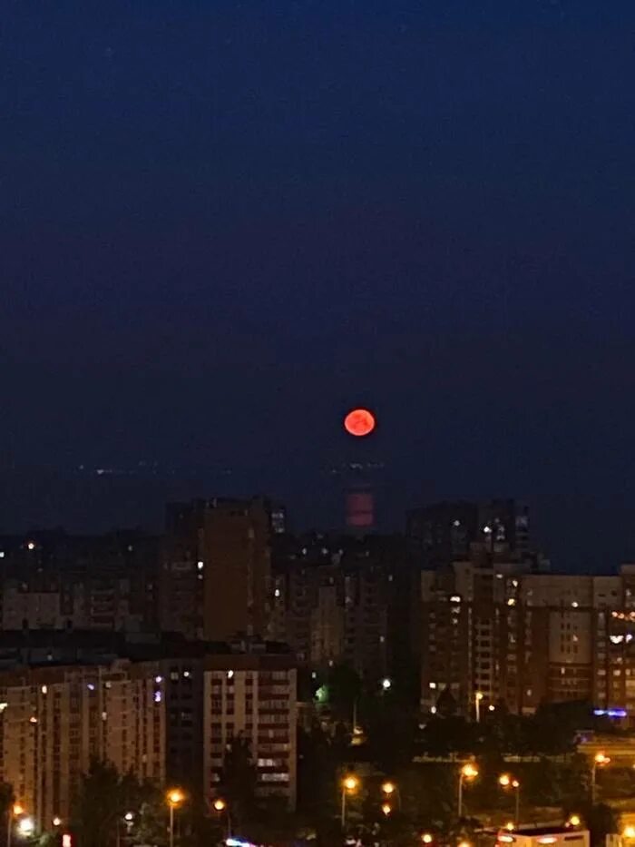 Де луна ставрополь ресторан. Луна над ставрополем фото. Луна ставрополь. Луна над ставрополем. Полнолуние над ставрополем.