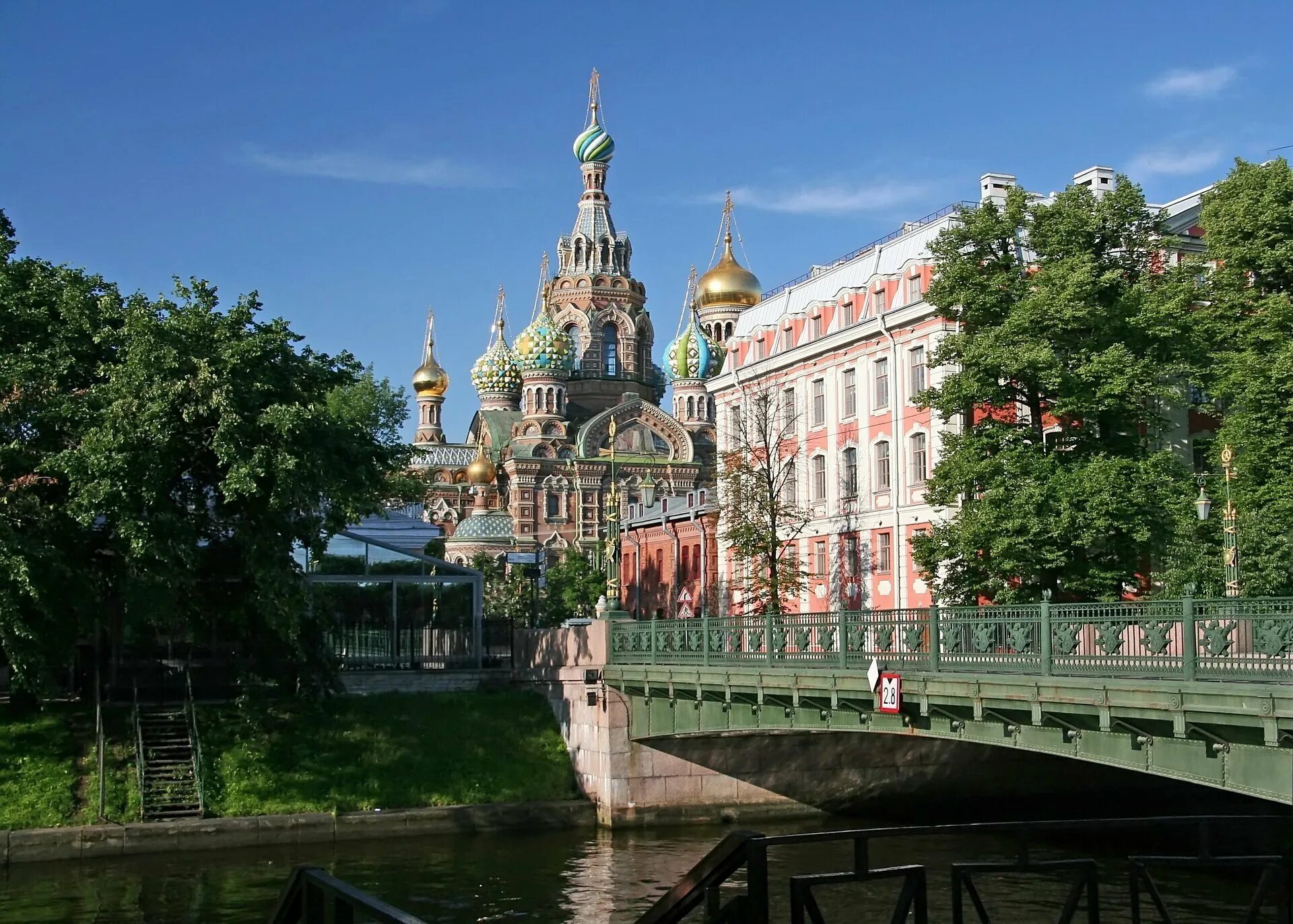 Храм спа́са на крови́ в Санкт-Петербурге. Мост у Спаса на крови в Санкт-Петербурге. Храм Спаса на крови с моста. Мост у Спаса на крови.