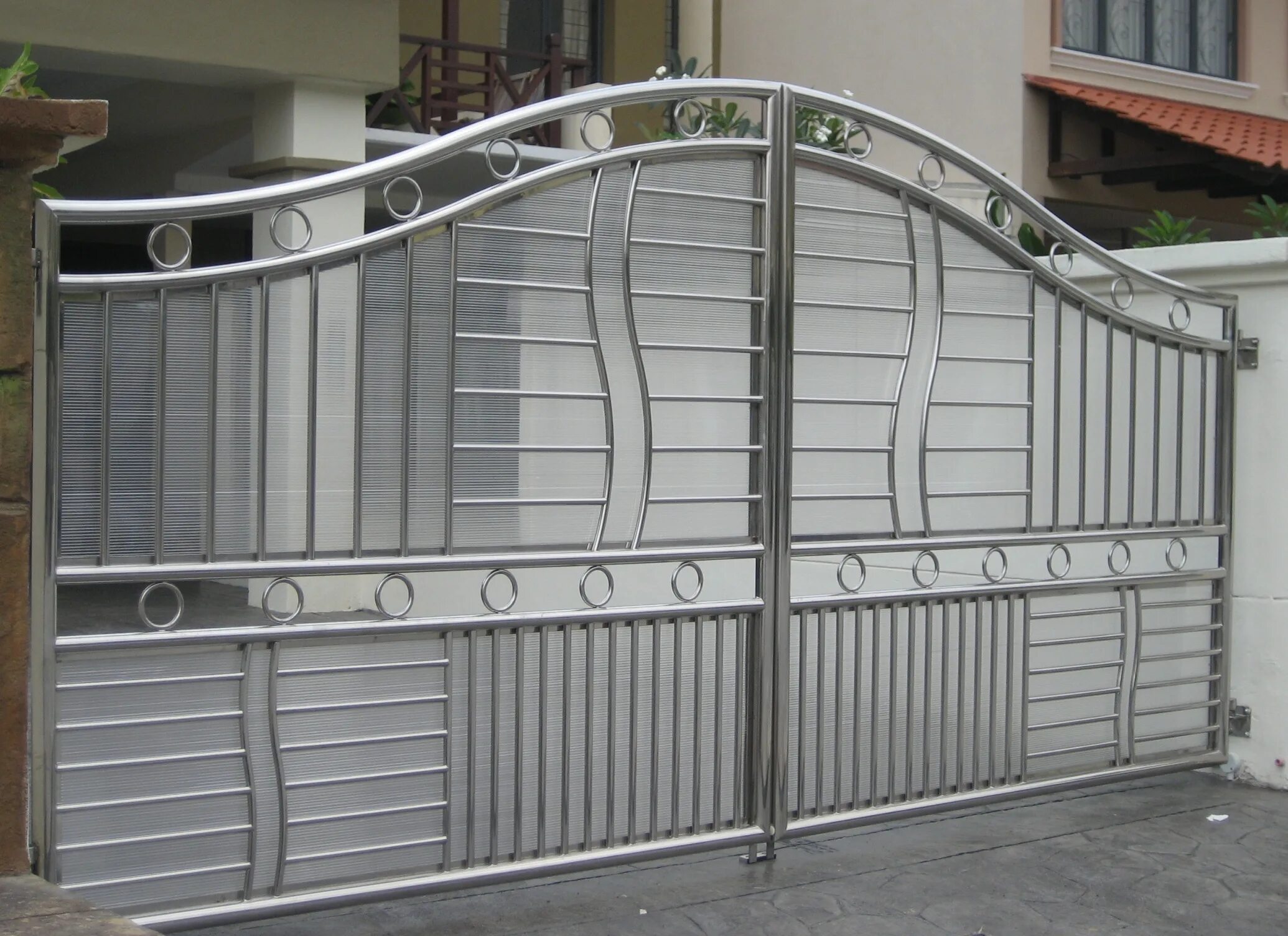 Забор из нержавеющей стали. Калитка сталь. Ворота из нержавейки. На 1 метр калитки металлическая решетка. Забор из нержавеющей стали.