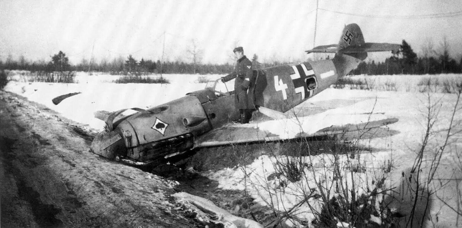 Мессершмитт 109 подбитый. Самолёт Мессершмитт 109 на Восточном фронте. Сбитый Мессершмитт 109. Самолет bf 109 Германия.