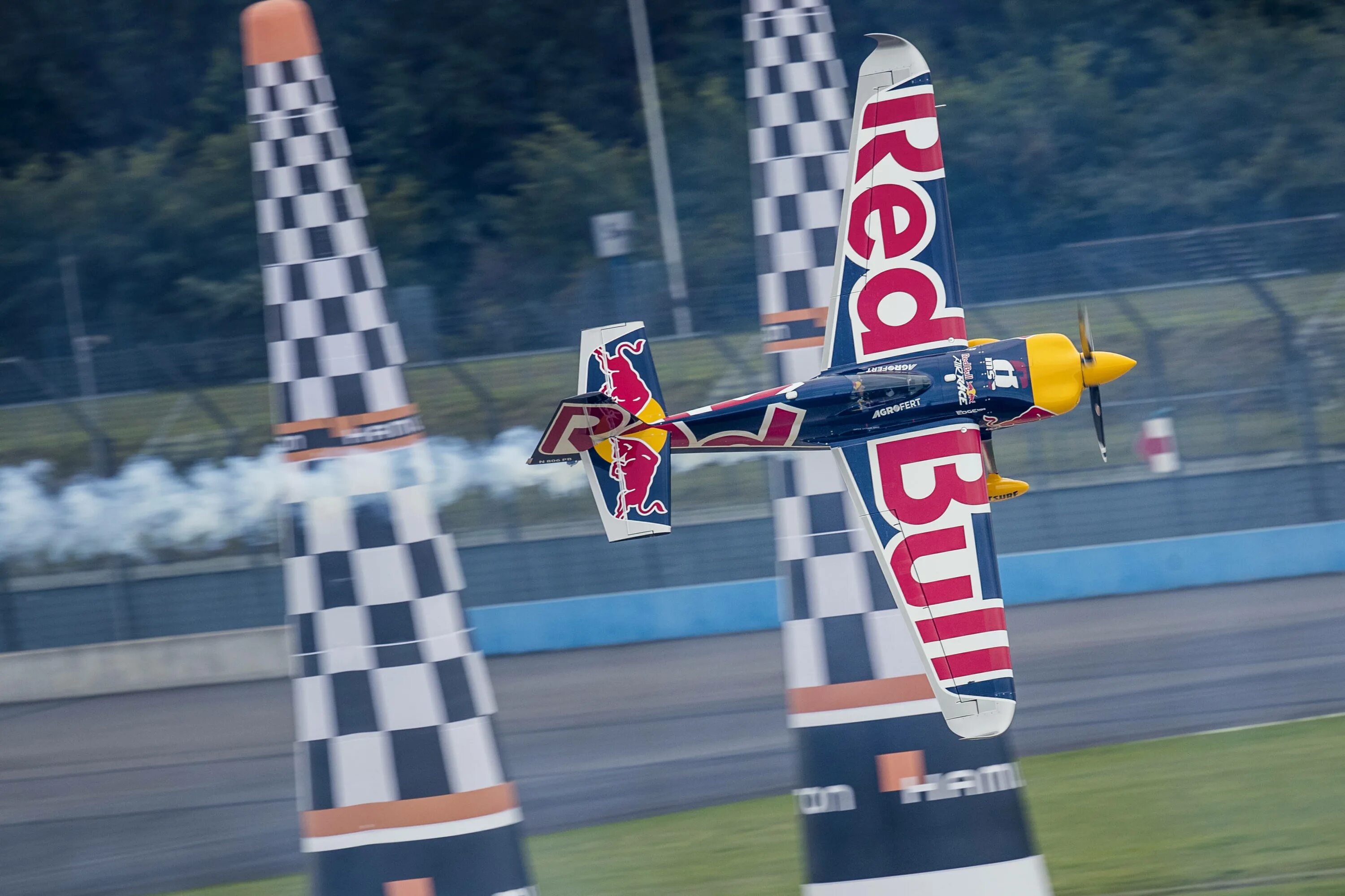 Red bull air. Ред булл аир рейс. гоночный самолет ред булл. red bull самолеты соревнование. ред булл гонки на самолетах.