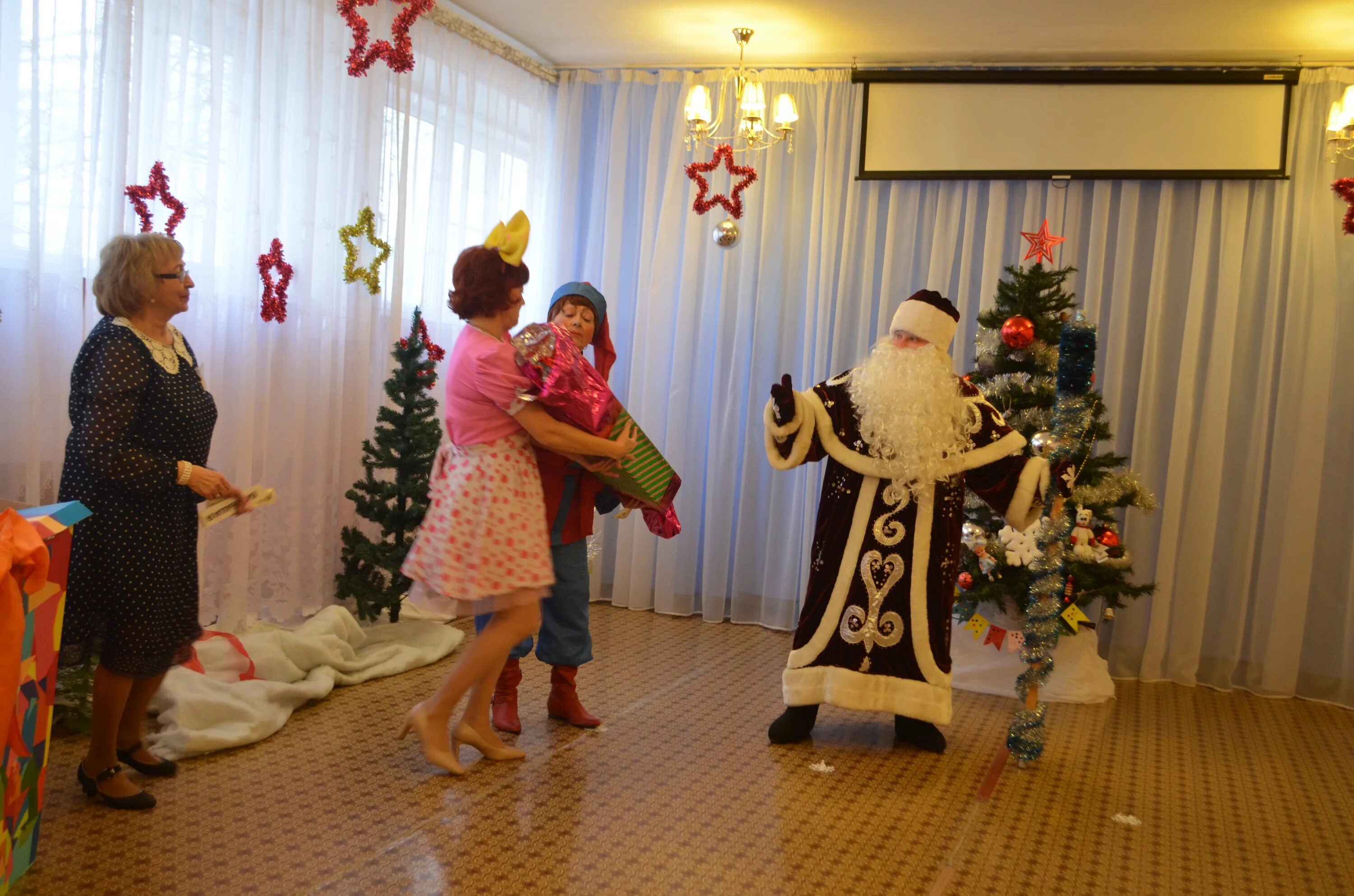 новогодний утренник 2022. подарки на новый год в детский сад. новогодний утренник в садике 2022. детский сад 27 абрау. утренник в детском саду.