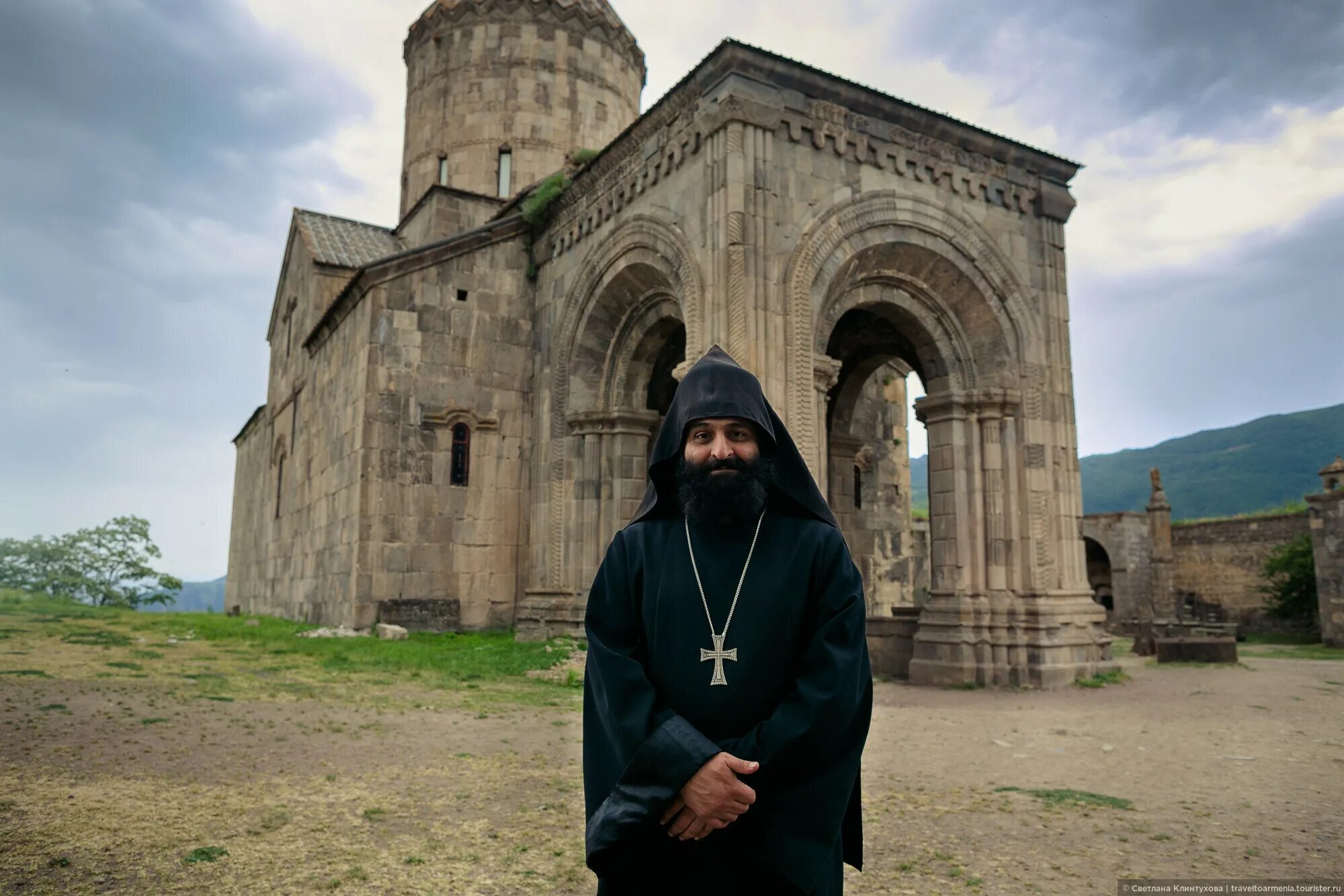 Православная армения. Татев монастырь настоятель. Монастырь Татев Армения. Настоятель Микаэль Татев монастырь. Хор Вирап, Татев.