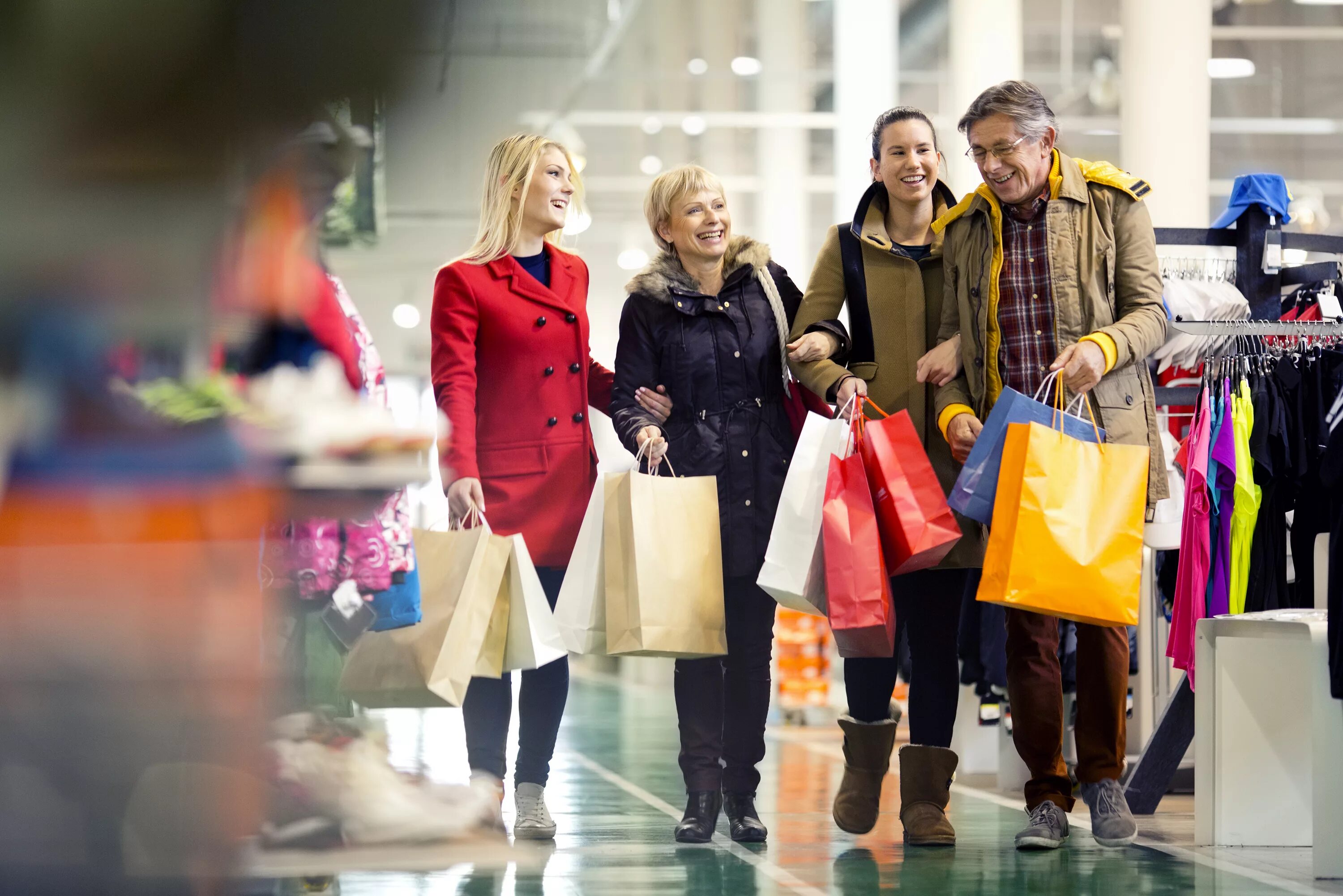 We go shopping now. Покупатели в магазине одежды. Люди с покупками. Люди в магазине одежды. Покупатель в магазине.