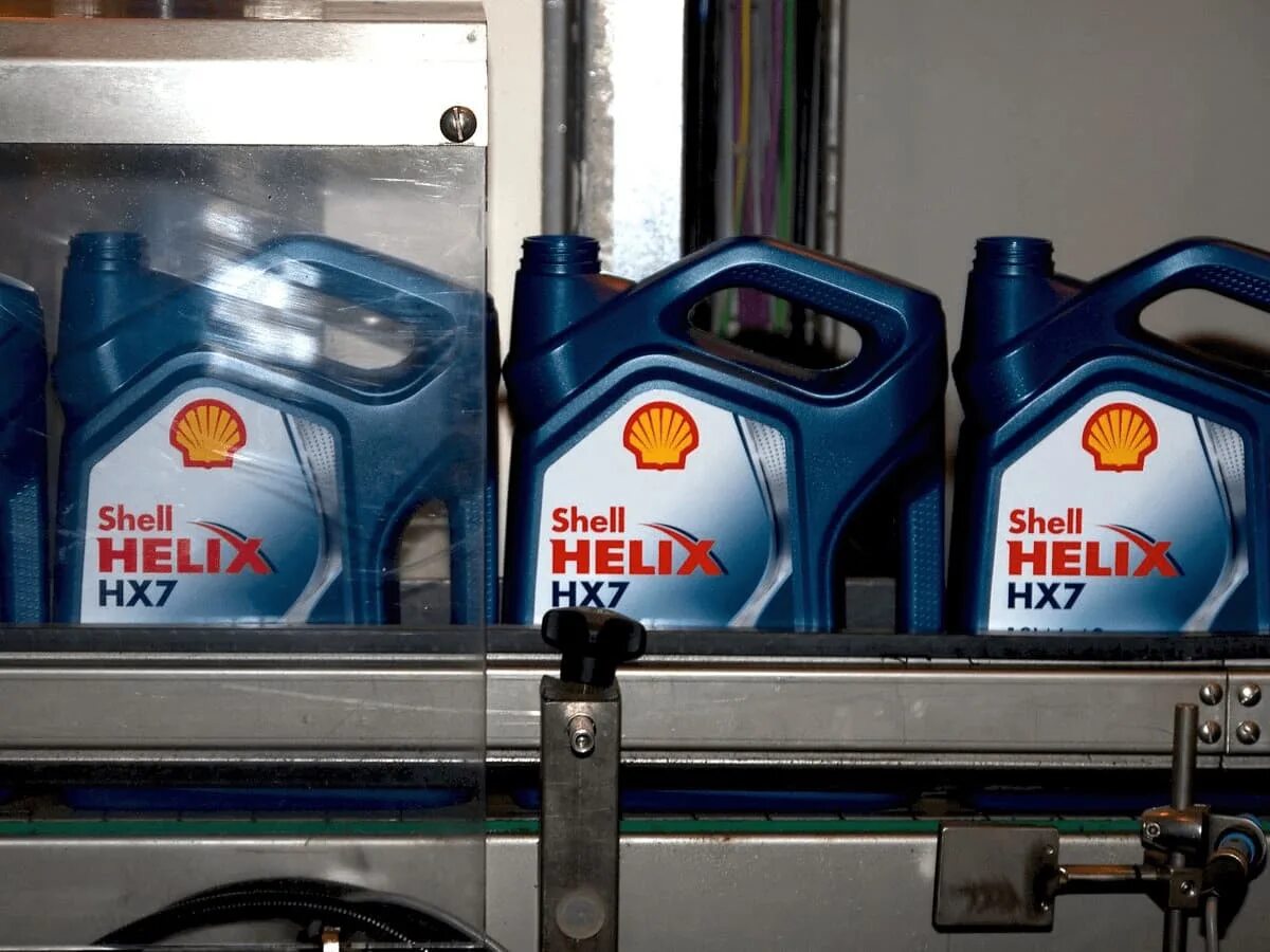 Shell россия масла. Shell. Shell машина. Компания Шелл. Автомасла фирмы Shell.