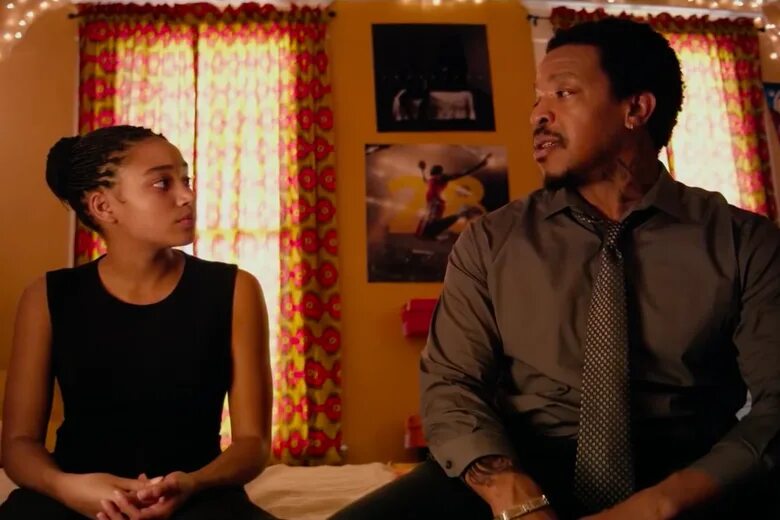 The hate u give. Чужая ненависть 2018. Амандла стенберг чужая ненависть. Give a book. Чужая ненависть фильм 2018.