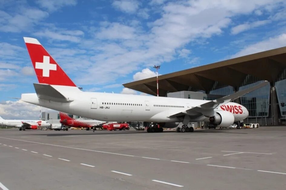 Swiss авиакомпания. Самолёты швейцарских авиалиний. Самолет Swiss. Авиакомпания Швейцарии.