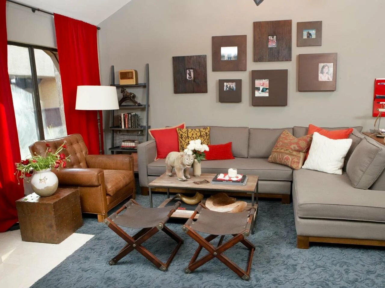 Гостиная с красным диваном. Сочетание серого и крас. Серый цвет с красным сочетается. Сочетание цветов с красным. Серый диван в интерьере.