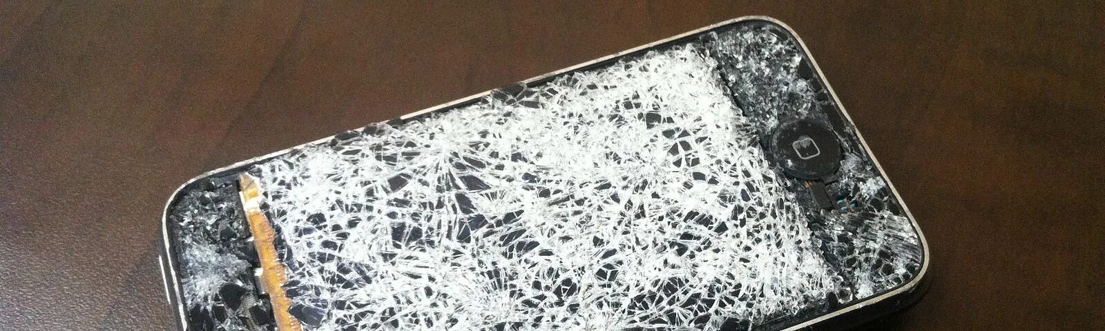 Разбитый iphone 12. Разбитые телефоны. Разбит экран телефона. Где разбить телефон. Сломанный айфон.