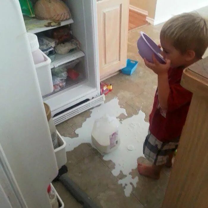 Мамы нету дома. Малыш нашкодивший. один дома маленький ребенок. ребенок нашкодничал.