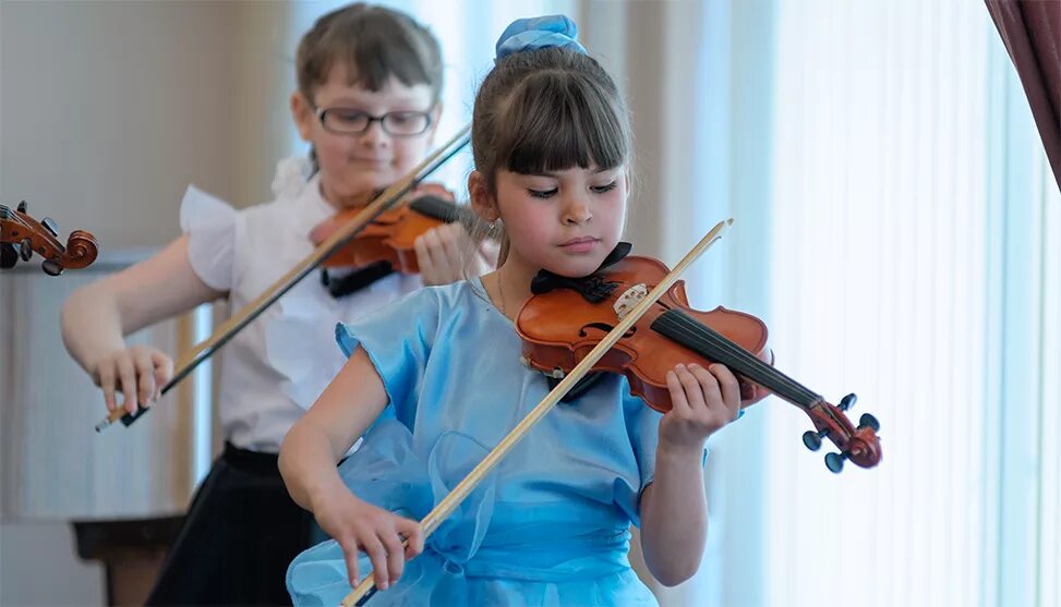 Исполнительское мастерство юных скрипачей. Исполнительское мастерство юных скрипачей. Талантливые дети. Конурс юных скрипчей им паганини в полбше2022. Ребёнок со скрипкой в муз школе.