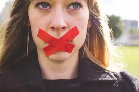 Заклеила рот скотчем девочке