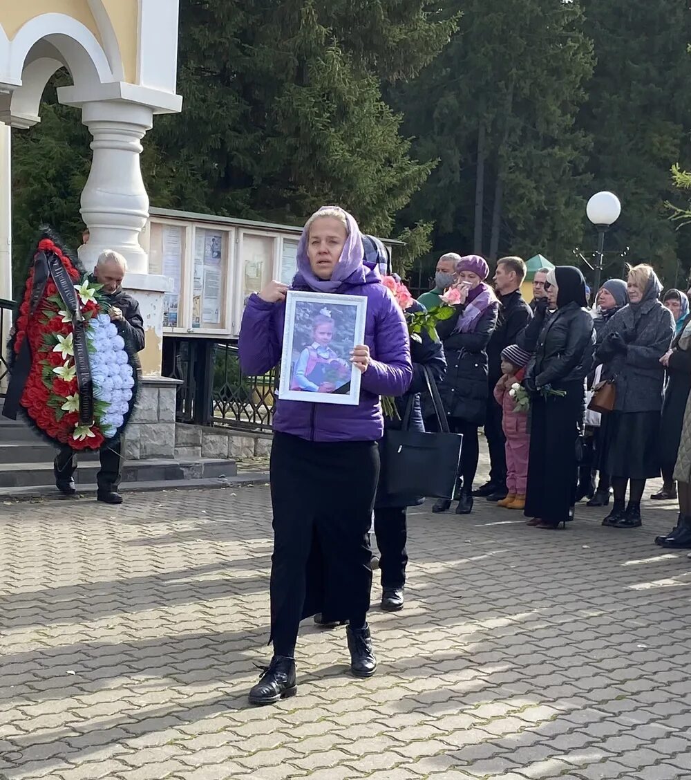 В Ижевске простились с погибшим в школе. Ижевск прощание с погибшими в школе. Похороны в Ижевске погибших в 88 школе.