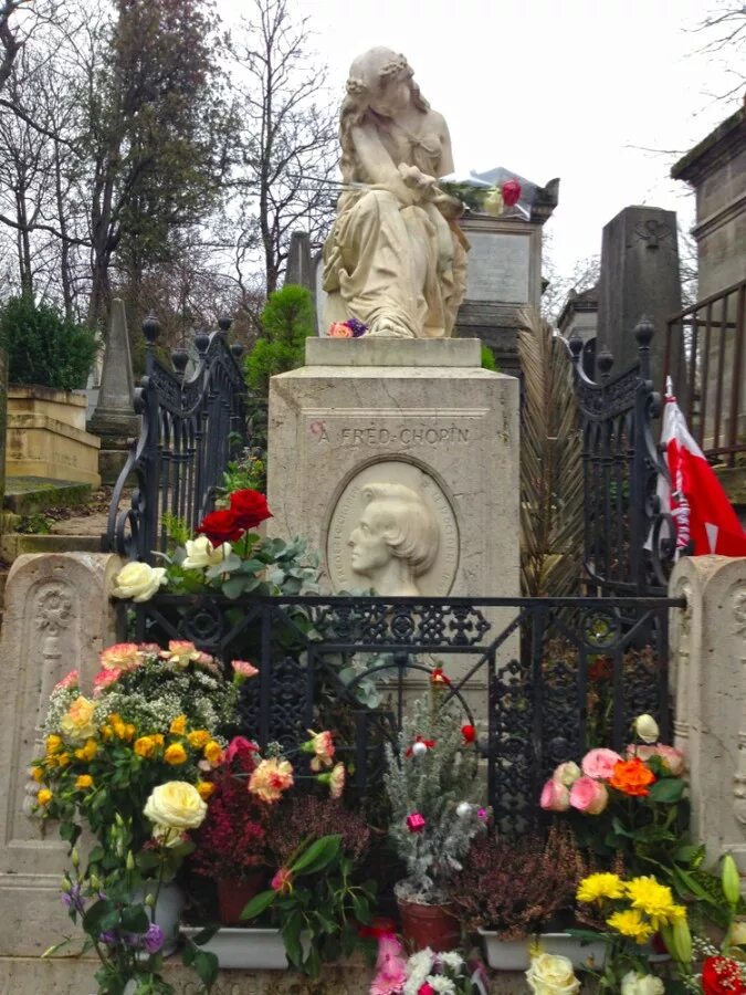 Пер-лашез, могила фредерика шопена. В каком городе был похоронен шопен. Могила шопена. Кладбище пер лашез могила шопена. Кладбище пер лашез могила шопена.