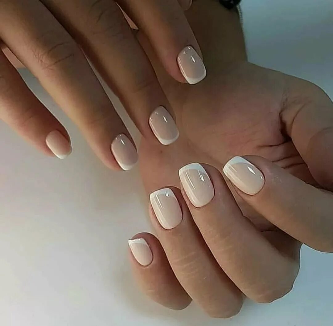 бесцветный маникюр. ногти молочного цвета. белый перламутровый маникюр. ногти белые прозрачные. молочная основа маникюр.