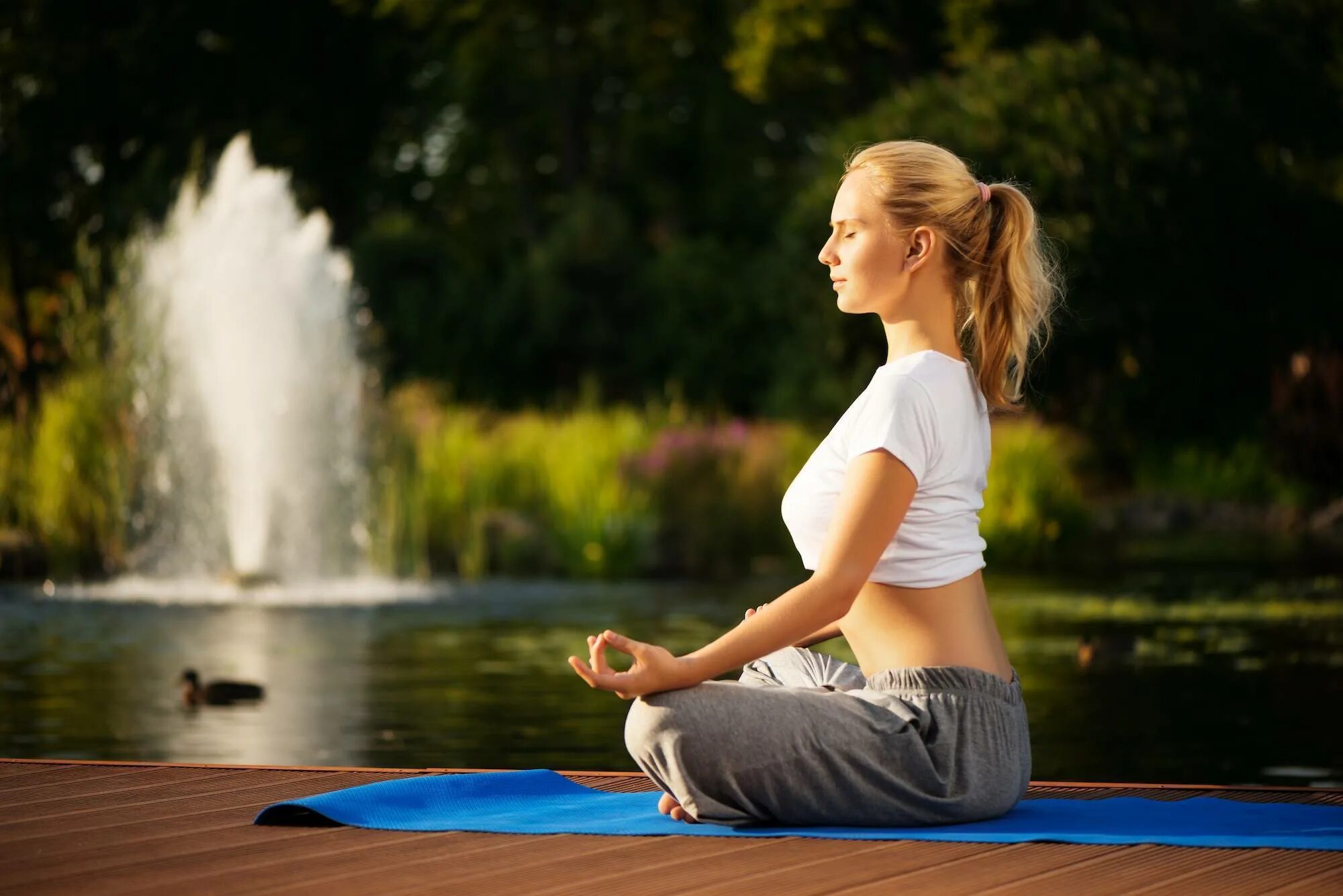 Дышать полной грудью. Медитация улыбка. Человек дышит воздухом. Человек дышит. Дыхание со.