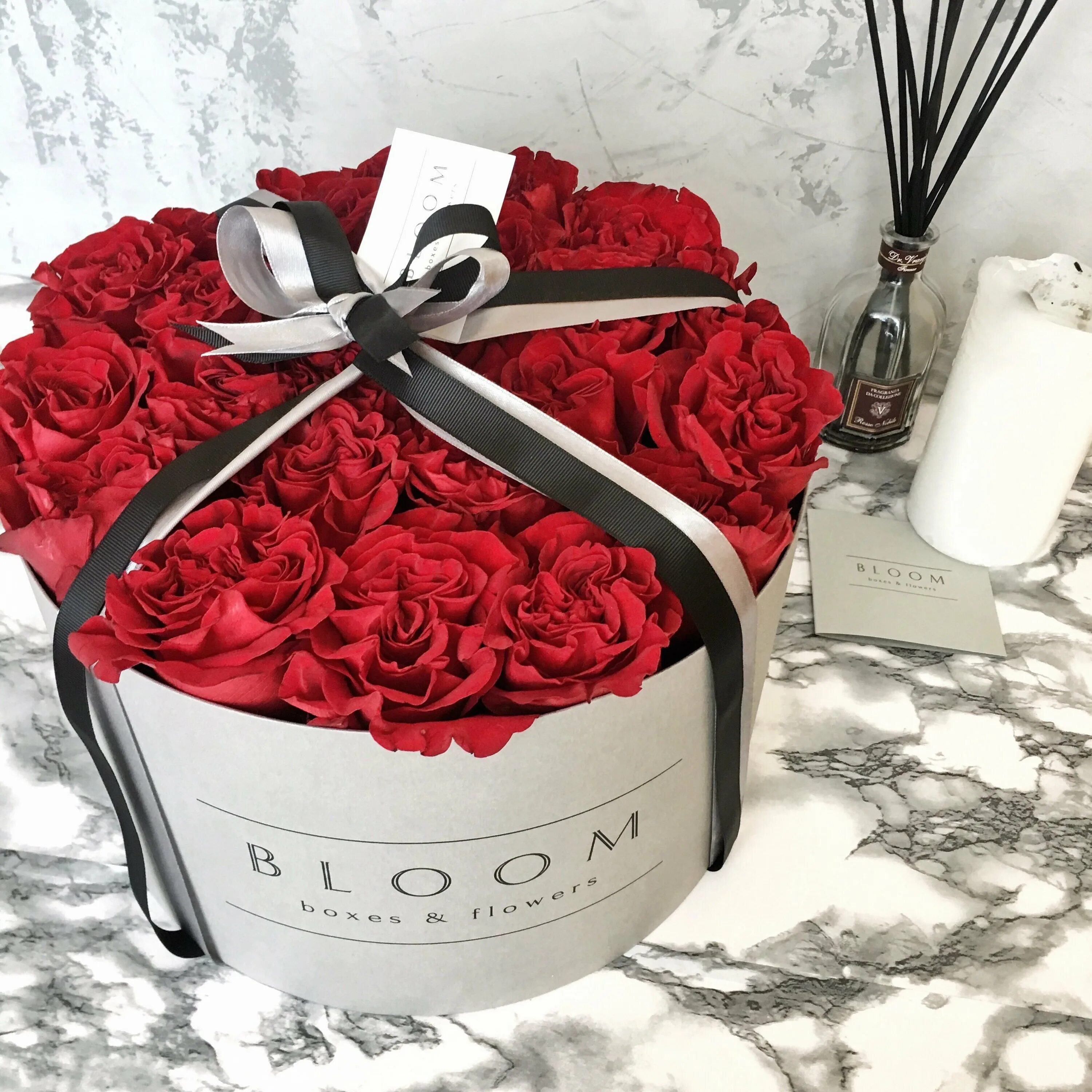 классный подарок женщине. шикарный букет цветов. красивый букет в коробке. цветы в подарок. красивые коробки с цветами.