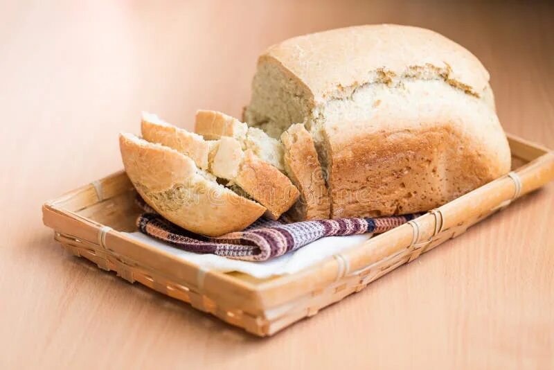 Свежеиспеченный. Свежевыпеченный белый хлеб. Свежеиспеченный хлеб на подносе. Фото свежеиспеченного белого хлеба. Картинка испечём на белом фоне Лач.