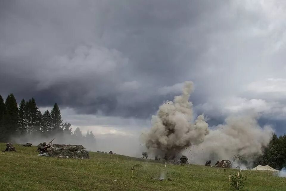 Слышны разрывы снарядов. Поле в разрывах снарядов от российско артиллерии. Поле украинское с разрывами снарядов.