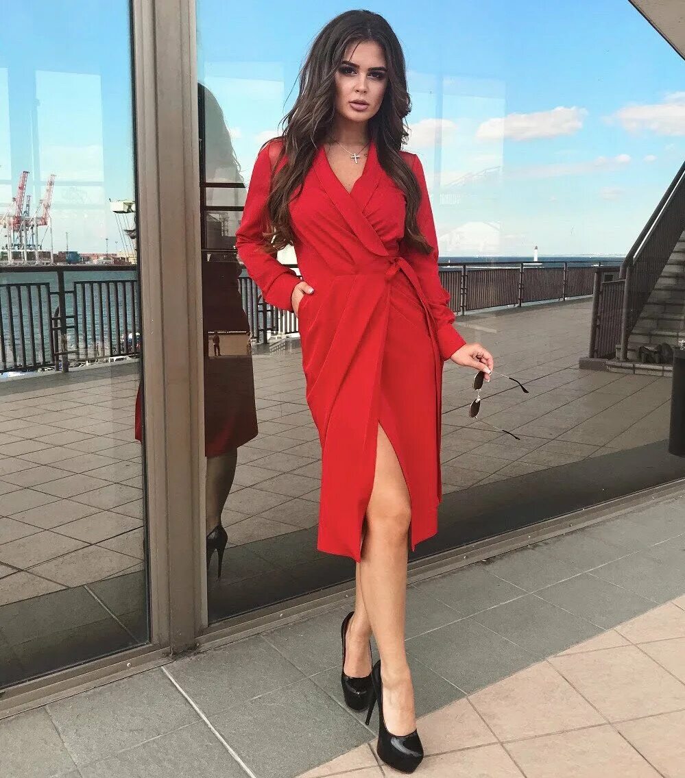 запахло красном. красное летнее платье. девушка с розой фотосессия. Avon духи с малиной. красное платье с длинным рукавом.