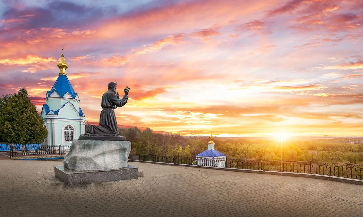 Доброе курская область. Курская Коренная пустынь памятник. Храм Рождества Пресвятой Богородицы Коренная пустынь. Памятник Серафиму Саровскому в Курске в коренной пустыни. Коренная пустынь Курск памятник.