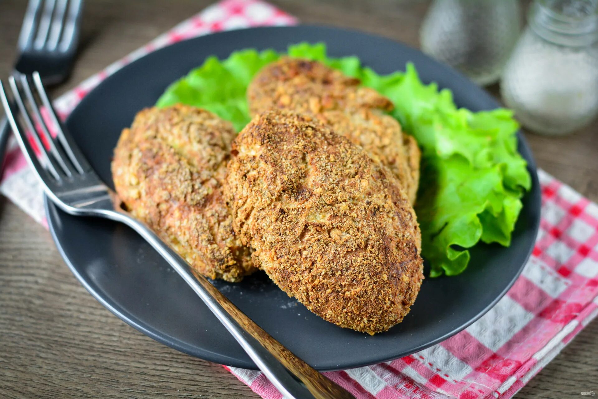Куриные котлеты с панировочными сухарями. Куриные котлеты. куриные котлеты с кабачком в духовке. котлеты лакомка. котлеты из куриного бедра.