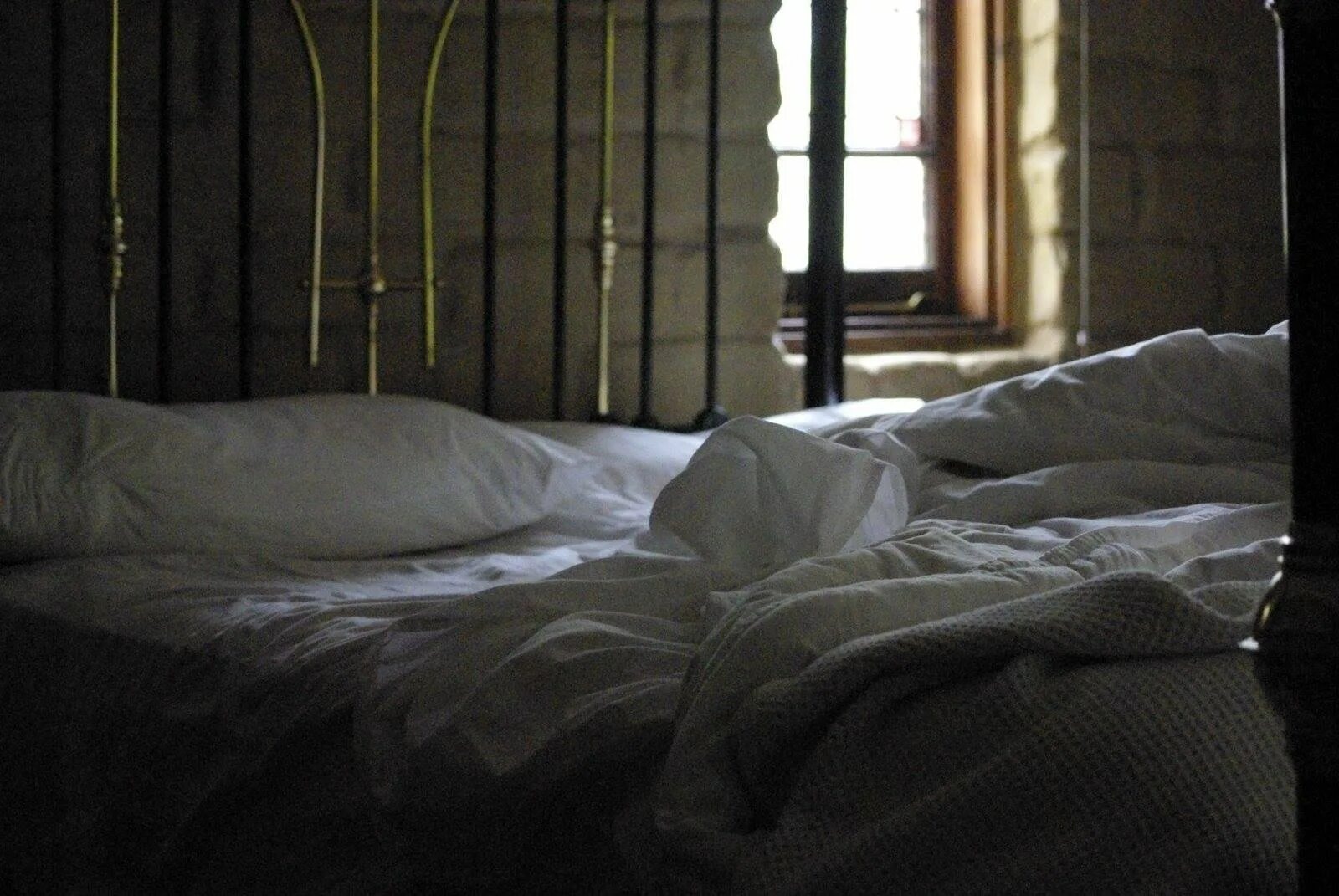 Feng Shui Your Bedroom With These Easy Steps Feng shui your bedroom, Feng shui b