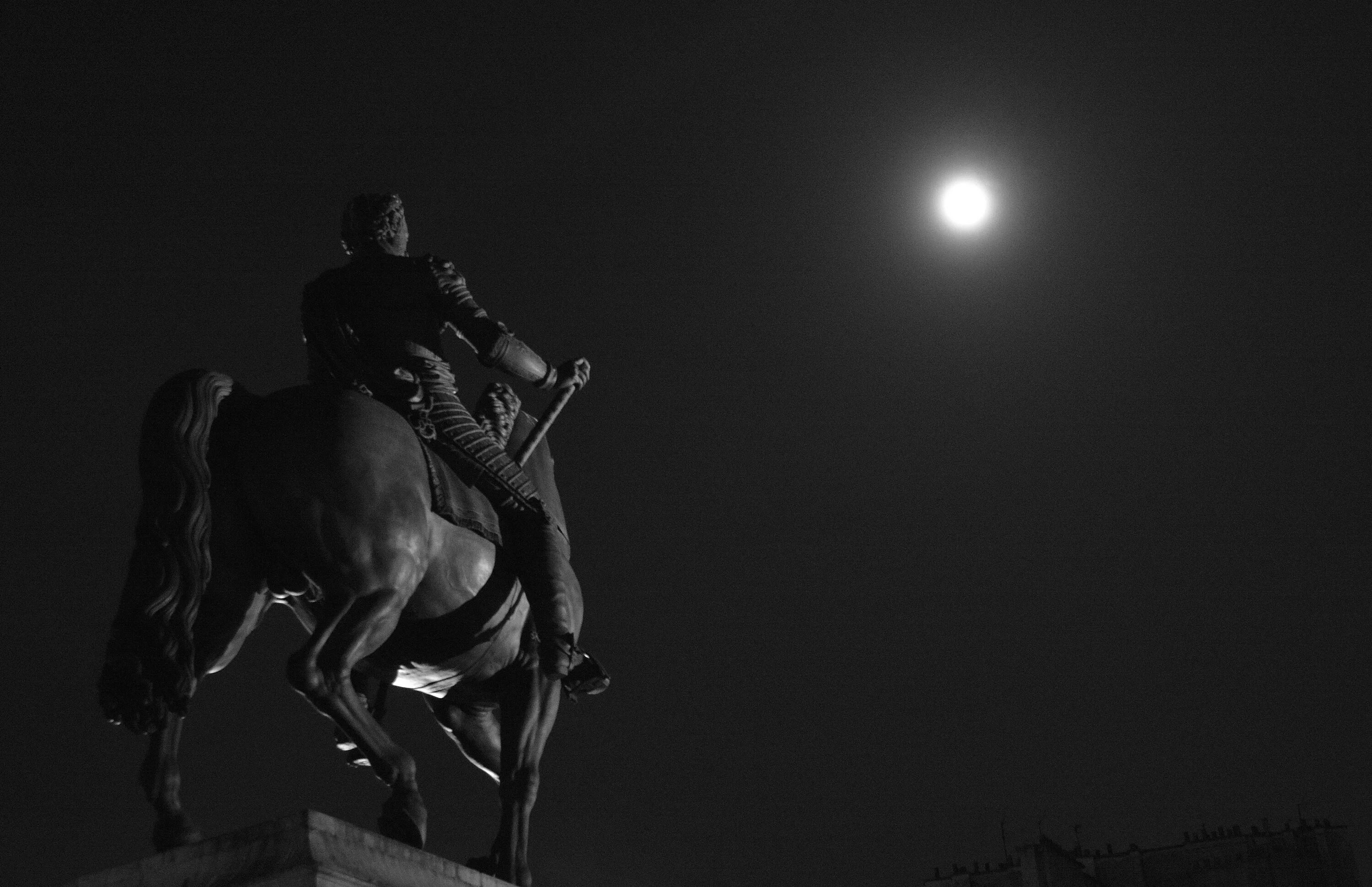Лошадь в темноте. Конь в темноте. На коне в темноте. Обои на рабочий стол лошади. Мужчина на коне в темноте.